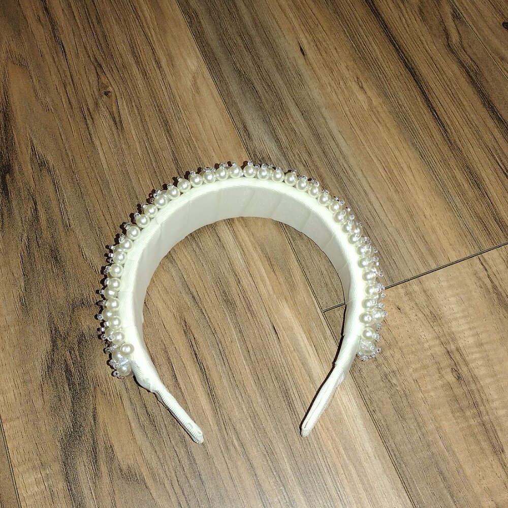 Artisan Glow: Headband with Acrylic Pearls and Crystals" beige. - Picture 11 of 14